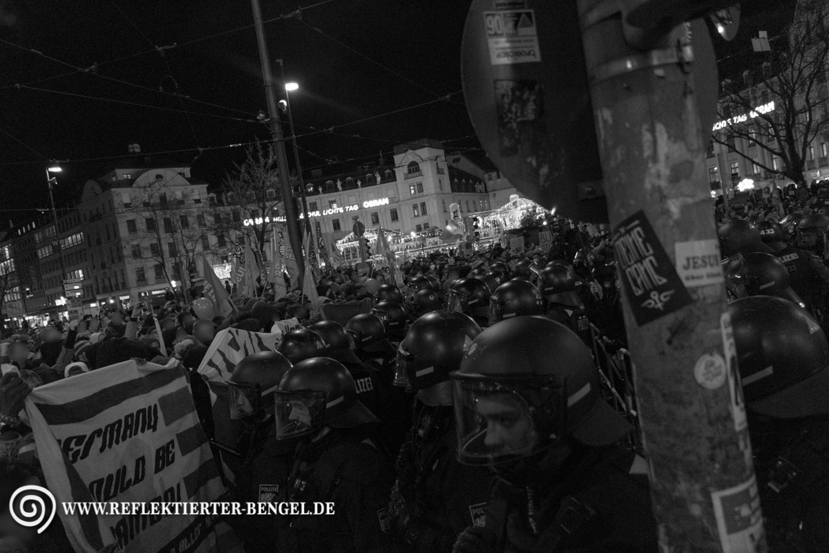 Polizei und Gegendemonstrant*innen am Karlsplatz Stachus