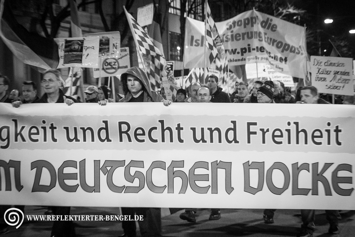 Das Neue Bagida Fronttransparent. Ganz Links marschiert Roland Wuttke (NPD Funktionär, Die Rechte, Der III. Weg)