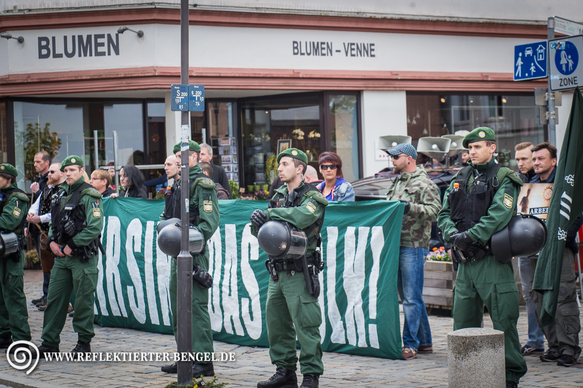 Aktivist*innen des III. Wegs entrollten vor Ort ein Transparent mit der Aufschrift "Wir sind das Volk"
