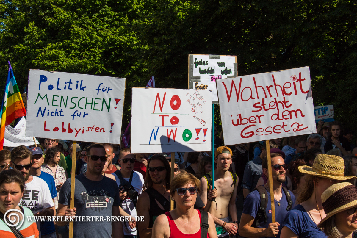 Unter den Demonstranten waren auch einige Verschwörungstheoretiker