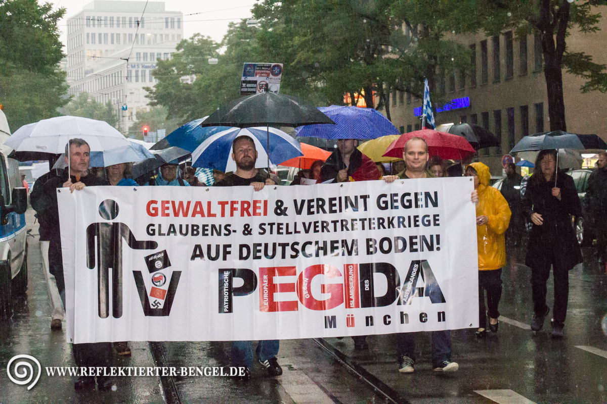 Rechts am Fronttransparent: Stefan Werner (Pro Deutschland früher NPD)