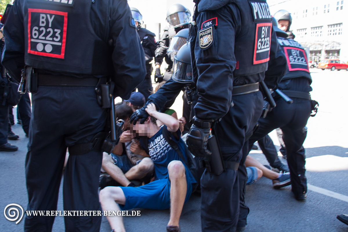 Die Polizei räumt eine Sitzblockade gewaltsam