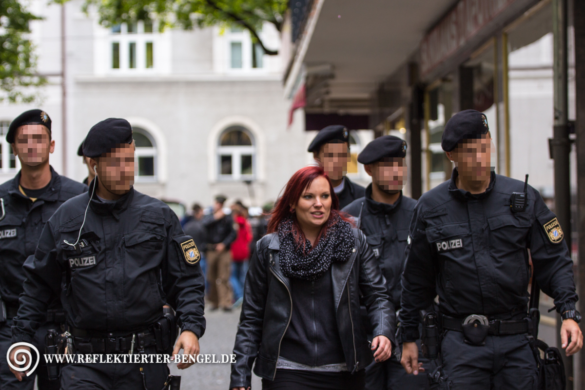 Victoria G. wird nach der Attacke auf Gegendemonstrant*innen abgeführt.