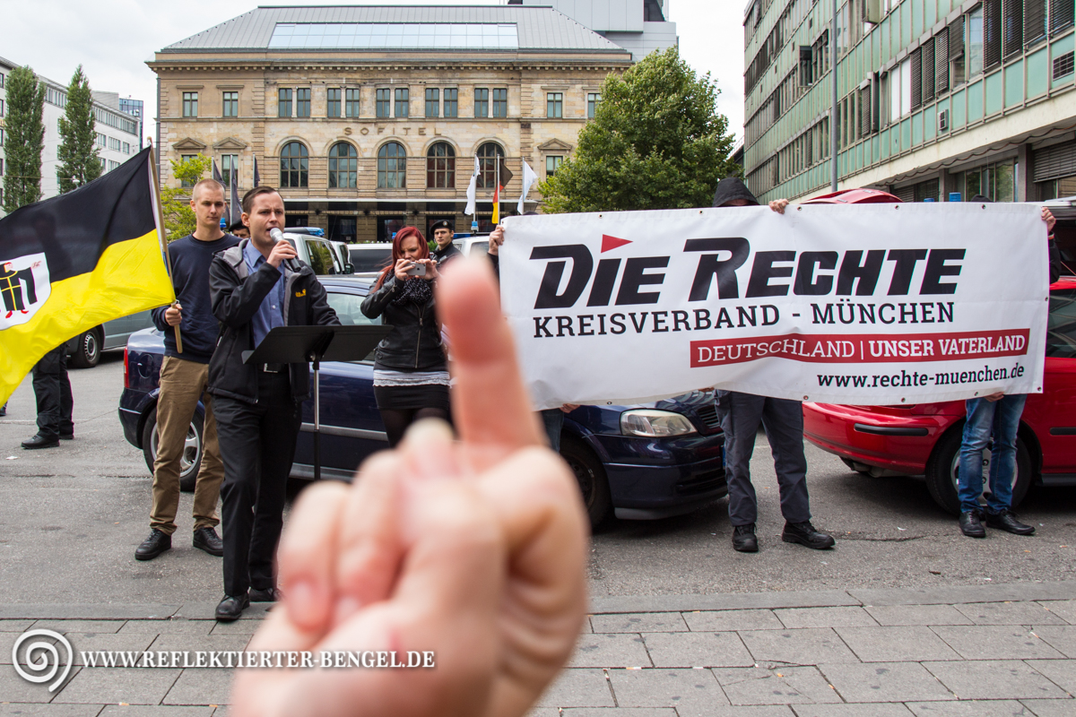 Klare Geste einer Gegendemonstrantin. Die Rechte ist in München nicht willkommen.