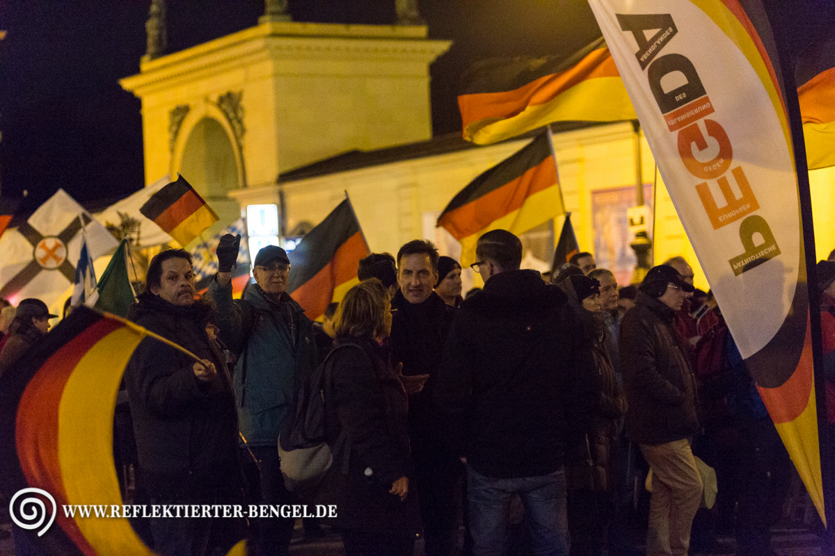 Heinz M. (Pegida München Vorstand) im Gespräch mit Birgit Weißmann (Pegida München Vorstand) und Fabian.