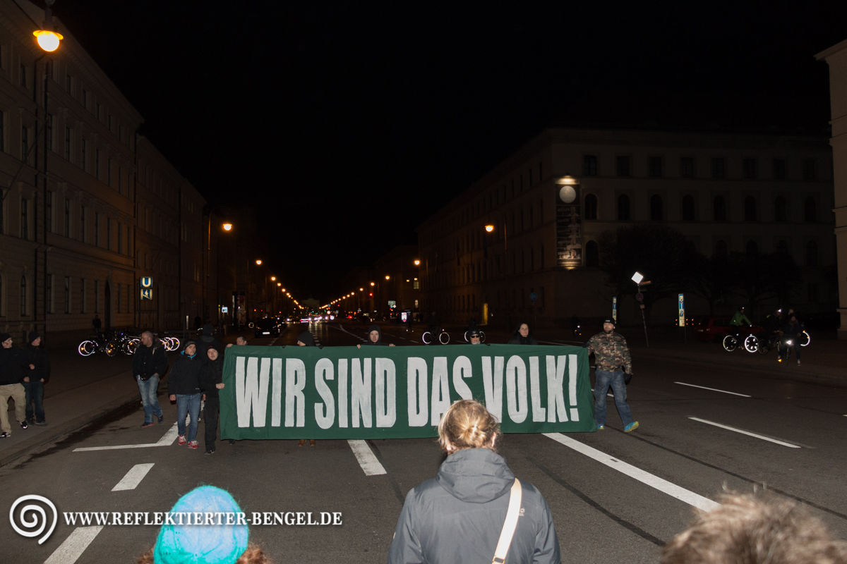 Neonazis der rechtsextremen Partei „Der III. Weg“ ziehen mit ihrem Transparent die Ludwigstraße entlang