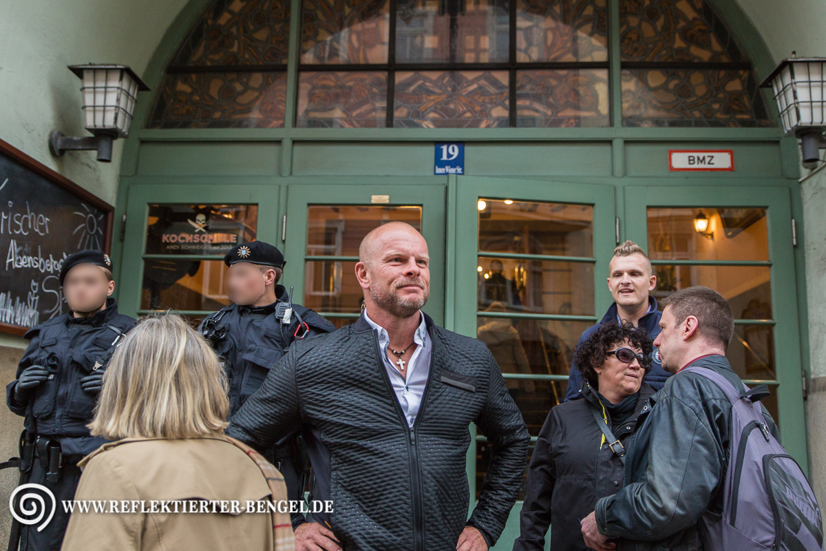 Im Vordergrund Rick W. (Pegida München Ordner, BDP). Dahinter Chris Ares (BDP), Nick B. (BDP, Pegida München) und Petra K. (Brigade Giesing, Der III. Weg).