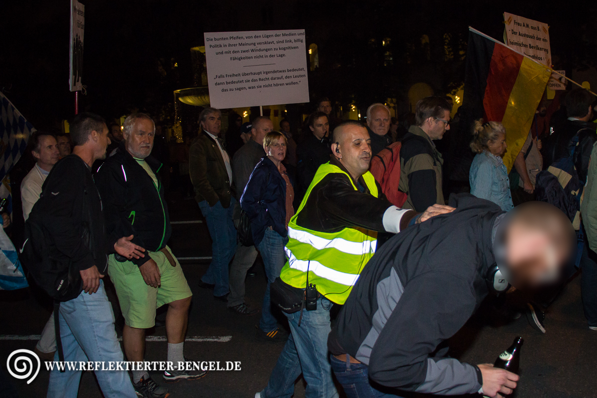Pegida München Ordner stößt Gegendemonstranten zur Seite