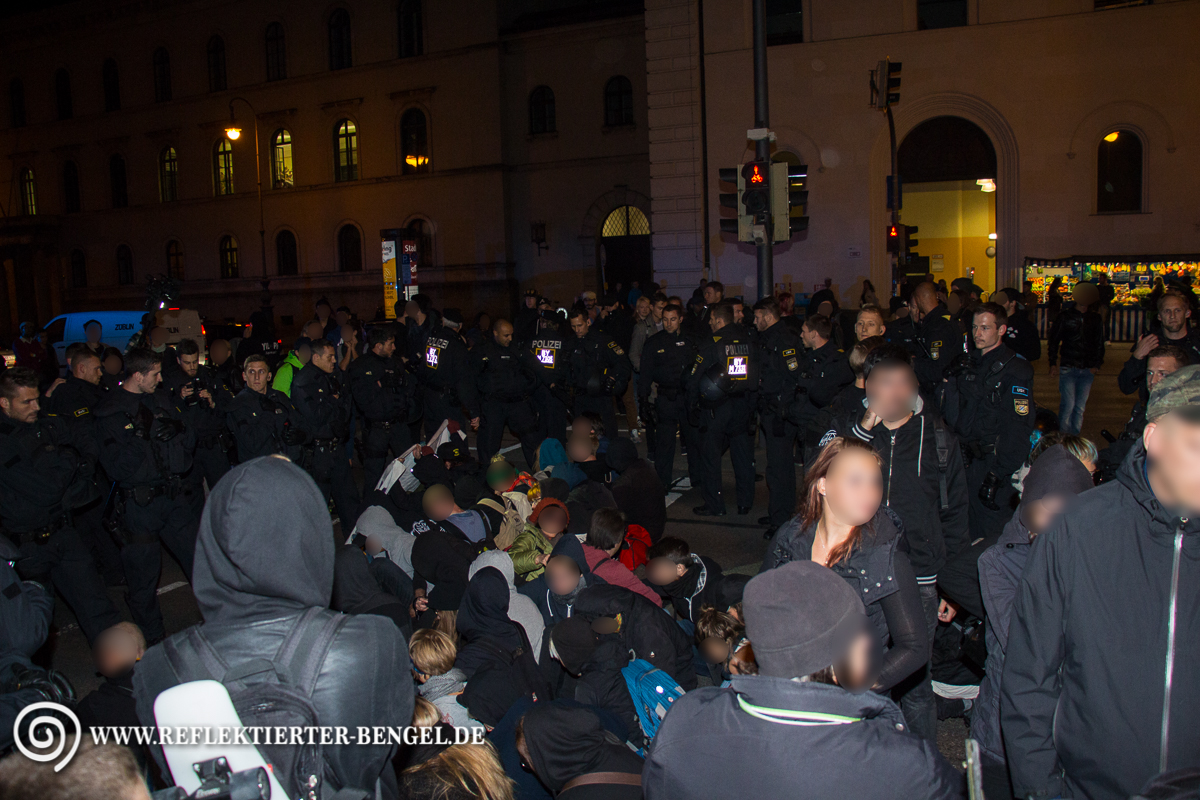 Blockade an der U-Bahnstation Universität durch Gegendemonstrant*innen