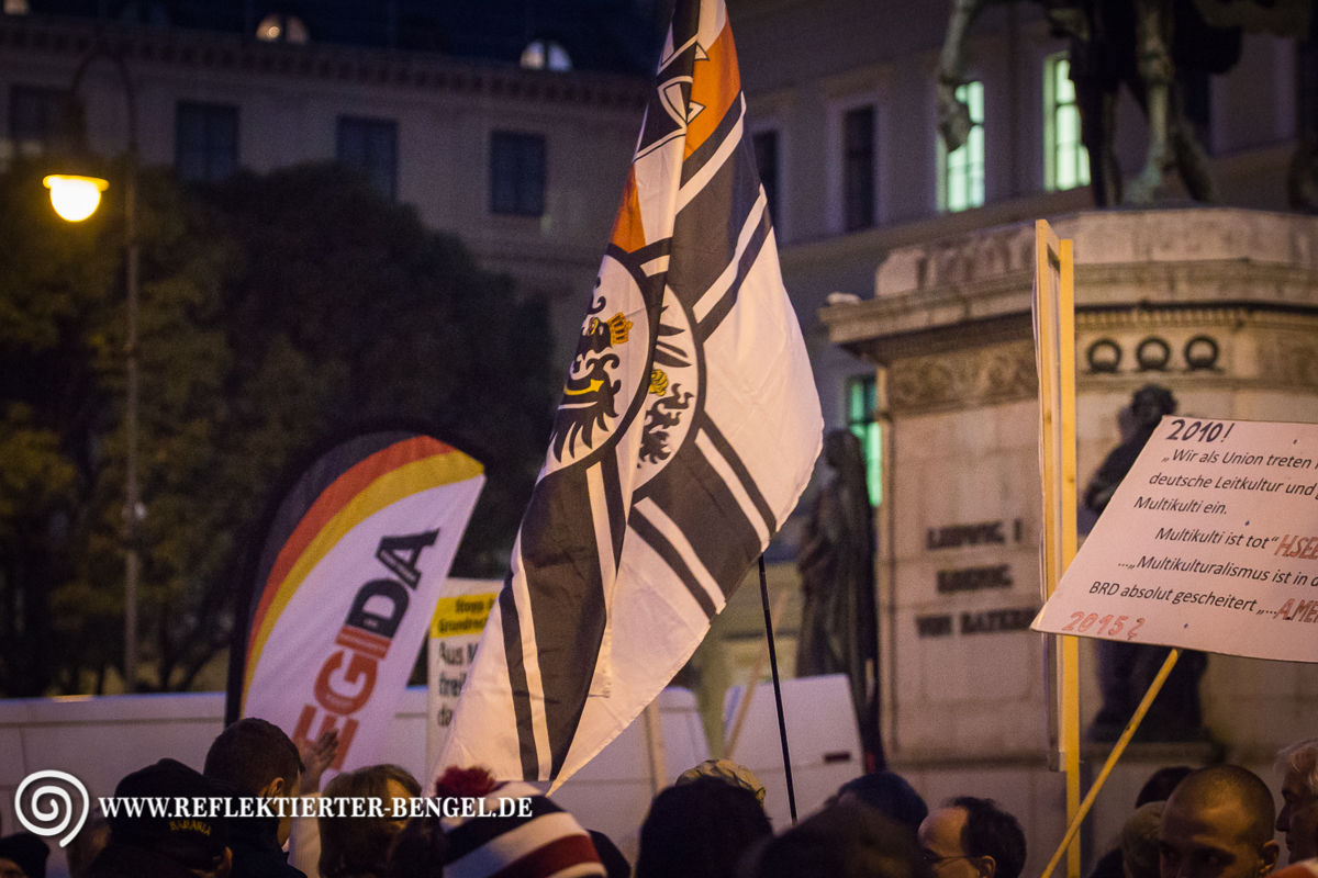 12.10.15 München - Pegida München Reichskriegsflagge