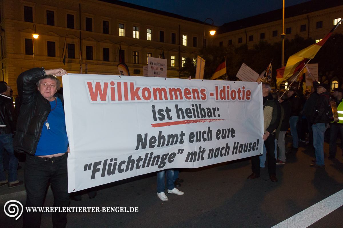 12.10.15 München - Pegida München NPD Transparent