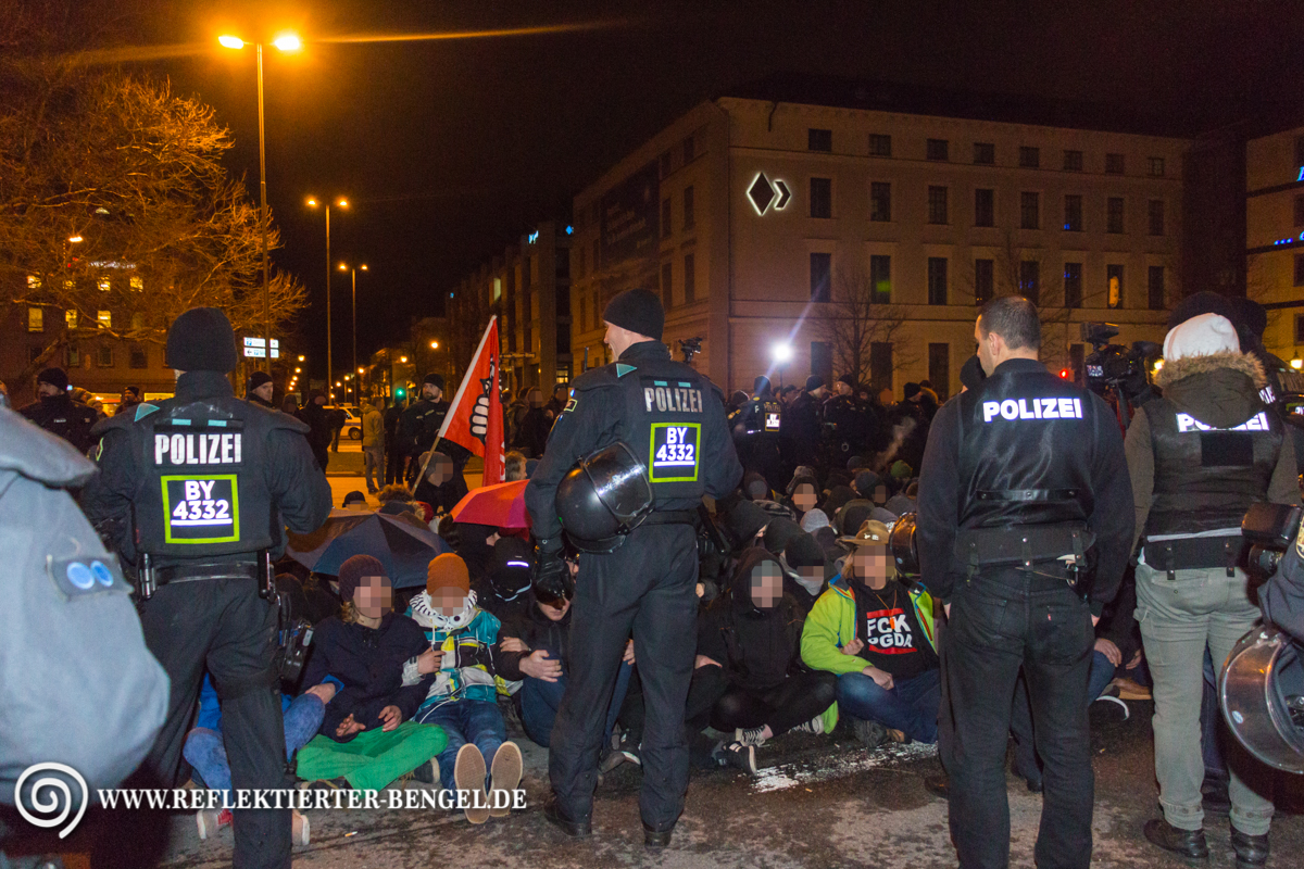 Sitzblockade am Platz der Opfer des Nationalsozialismus/ Oskar von Miller Ring