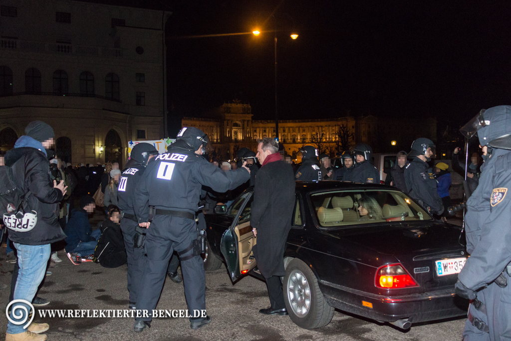 Ein Ballgast echauffiert sich über die Demonstrant*innen die sein Auto blockieren