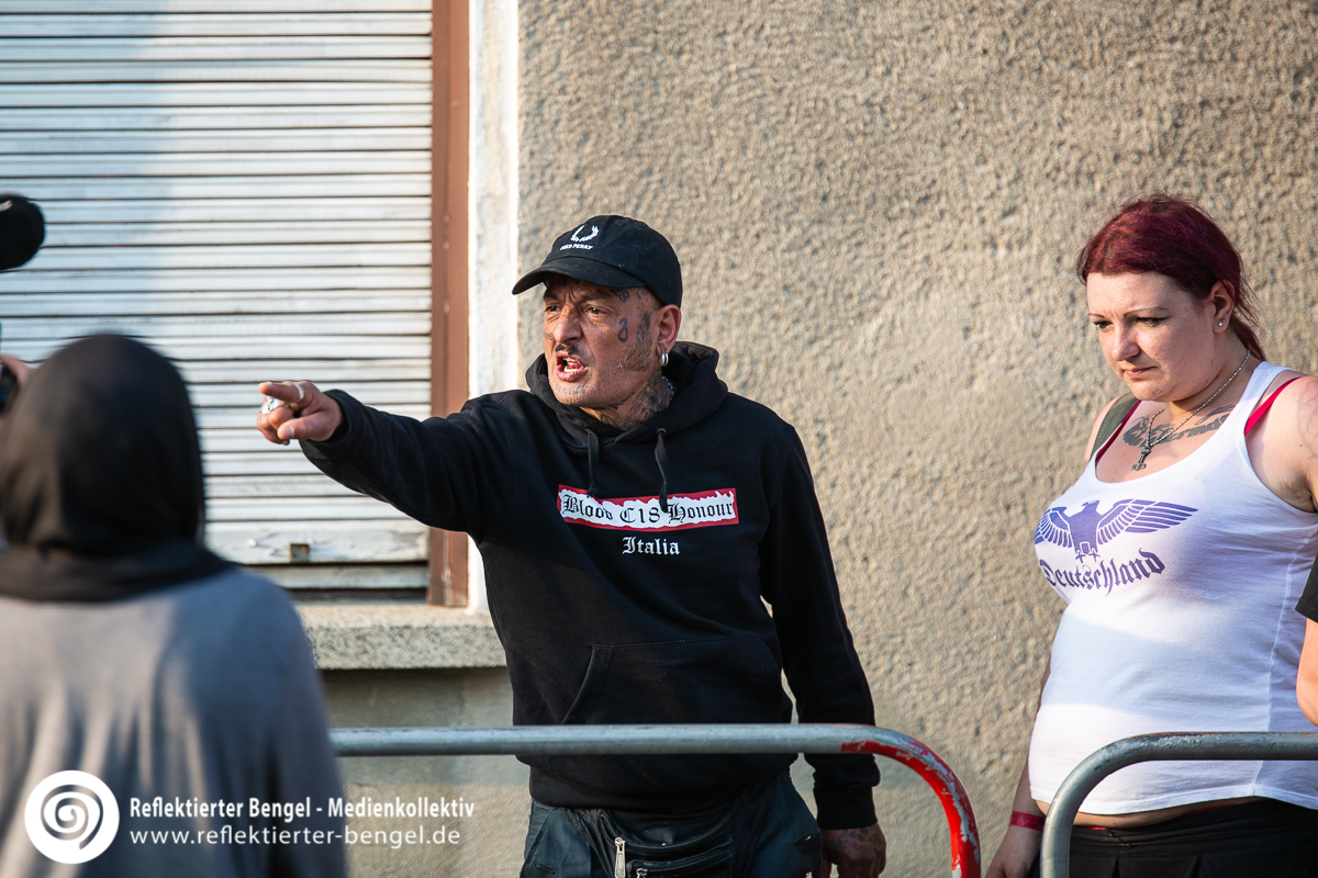 Besucher des Schild und Schwert Festivals in Ostritz mit Blood and Honour Kleidung - Reflektierter Bengel
